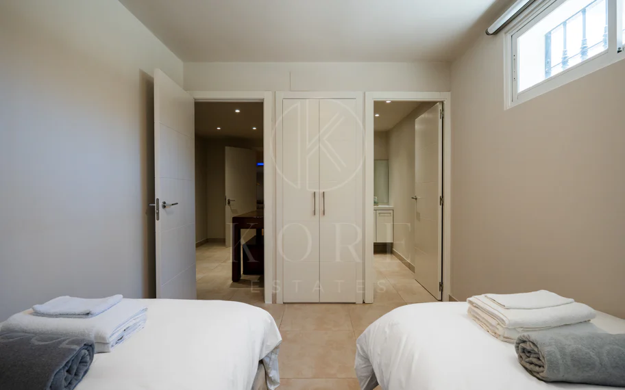Lujosa villa de seis dormitorios en el prestigioso valle del golf de Nueva Andalucía