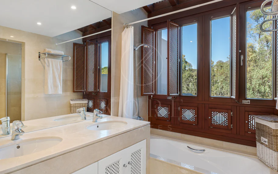 Elegant duplex penthouse in Aloha, Marbella with 3 bedrooms