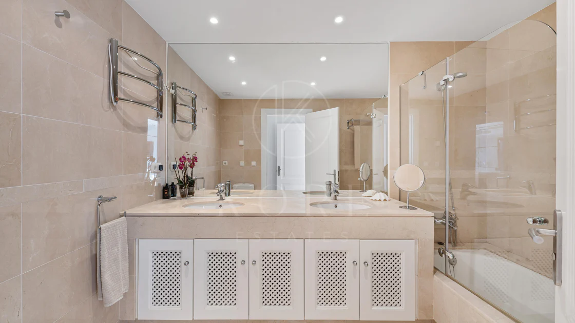 Elegant duplex penthouse in Aloha, Marbella with 3 bedrooms