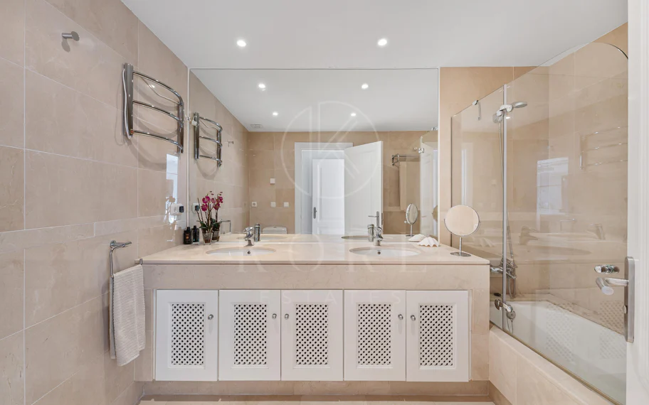 Elegant duplex penthouse in Aloha, Marbella with 3 bedrooms