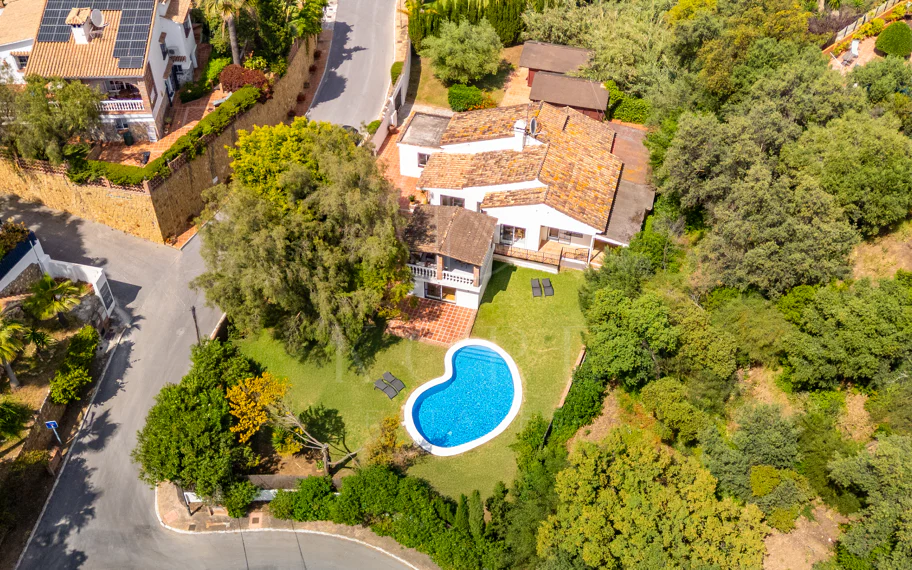 CHARMING 4-BEDROOM VILLA WITH EXPANSIVE OUTDOOR AREA IN MARBELLA