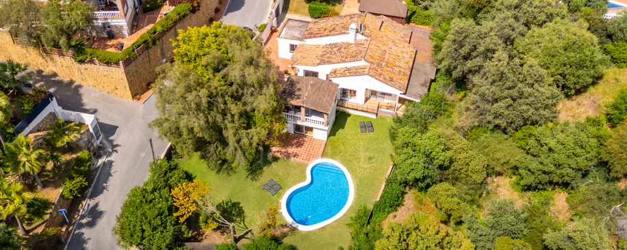 VILĂ FERMECĂTOARE CU 4 DORMITOARE ȘI SPAȚIU EXTERIOR EXTINS ÎN MARBELLA
