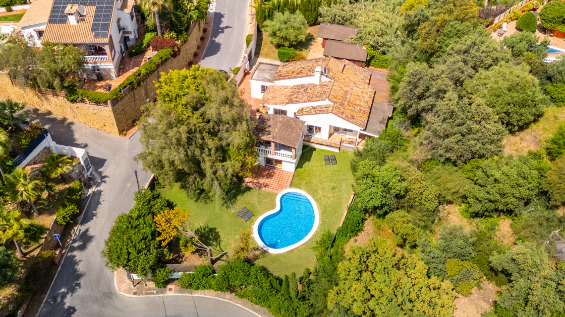 VILĂ FERMECĂTOARE CU 4 DORMITOARE ȘI SPAȚIU EXTERIOR EXTINS ÎN MARBELLA
