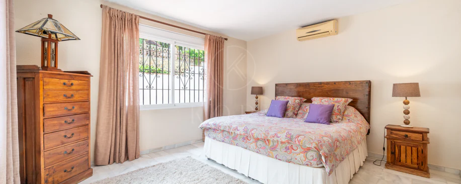 VILĂ FERMECĂTOARE CU 4 DORMITOARE ȘI SPAȚIU EXTERIOR EXTINS ÎN MARBELLA