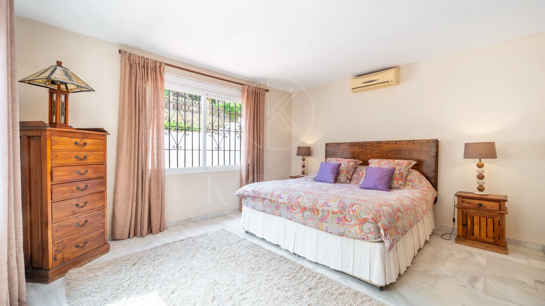 VILĂ FERMECĂTOARE CU 4 DORMITOARE ȘI SPAȚIU EXTERIOR EXTINS ÎN MARBELLA