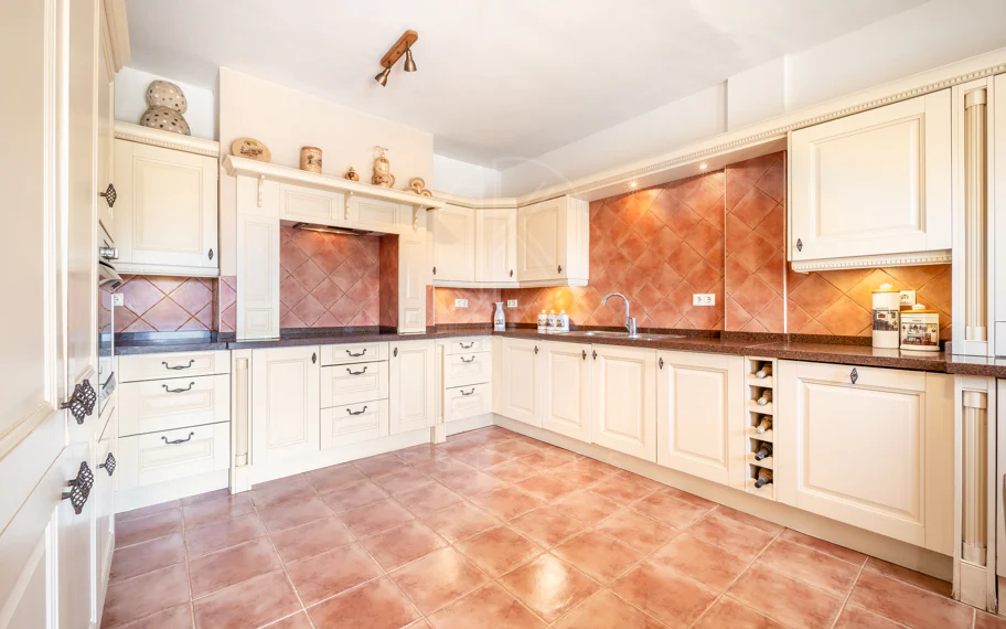 CHARMING 4-BEDROOM VILLA WITH EXPANSIVE OUTDOOR AREA IN MARBELLA