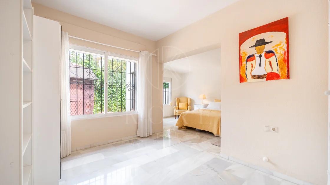 VILĂ FERMECĂTOARE CU 4 DORMITOARE ȘI SPAȚIU EXTERIOR EXTINS ÎN MARBELLA