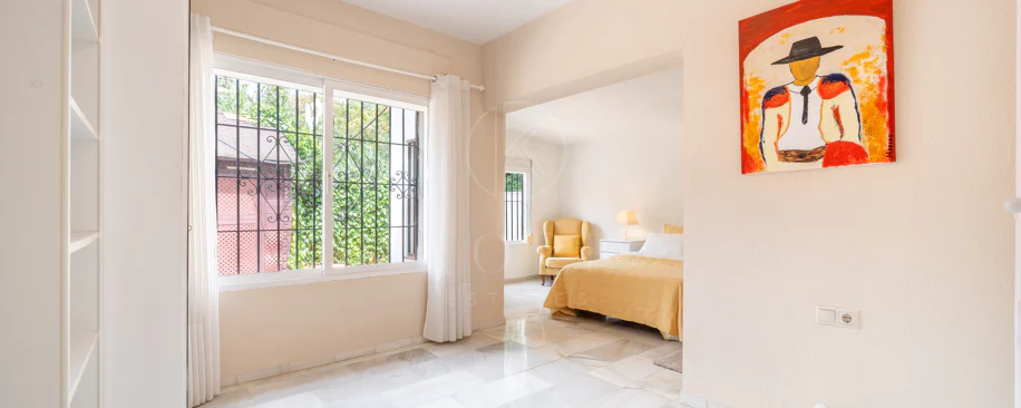 VILĂ FERMECĂTOARE CU 4 DORMITOARE ȘI SPAȚIU EXTERIOR EXTINS ÎN MARBELLA