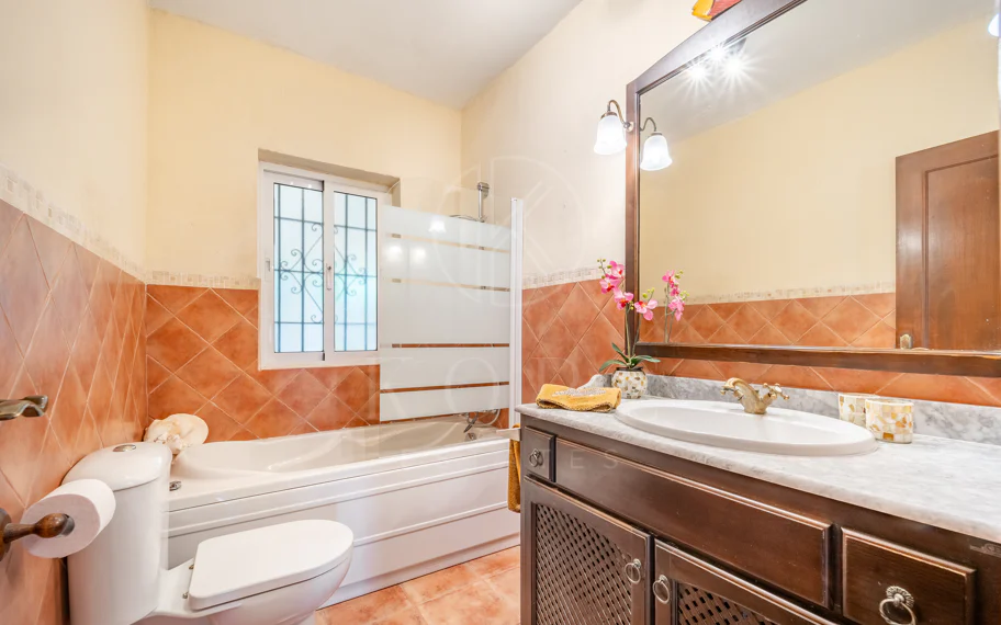 CHARMING 4-BEDROOM VILLA WITH EXPANSIVE OUTDOOR AREA IN MARBELLA