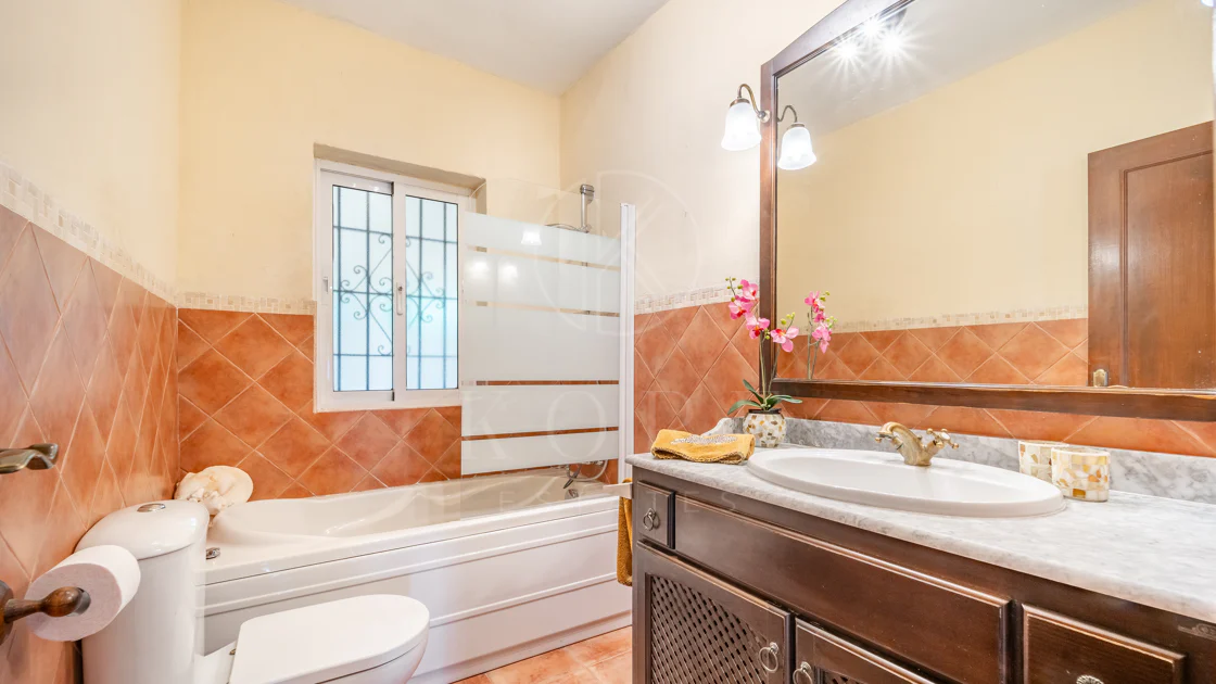 VILĂ FERMECĂTOARE CU 4 DORMITOARE ȘI SPAȚIU EXTERIOR EXTINS ÎN MARBELLA