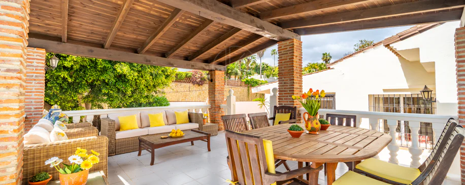 VILĂ FERMECĂTOARE CU 4 DORMITOARE ȘI SPAȚIU EXTERIOR EXTINS ÎN MARBELLA