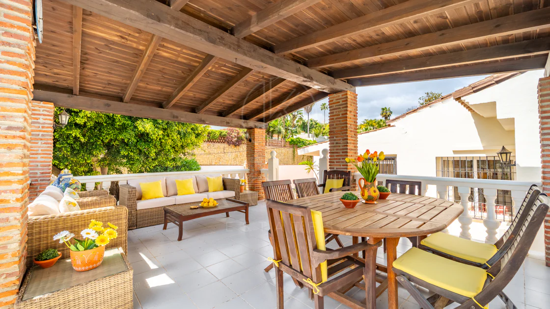 VILĂ FERMECĂTOARE CU 4 DORMITOARE ȘI SPAȚIU EXTERIOR EXTINS ÎN MARBELLA