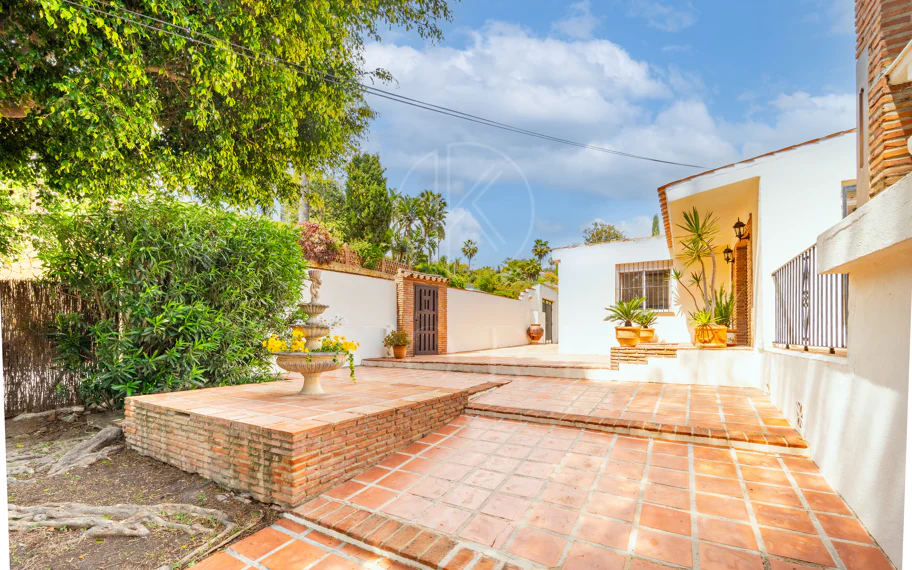 CHARMING 4-BEDROOM VILLA WITH EXPANSIVE OUTDOOR AREA IN MARBELLA