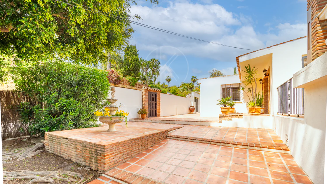 VILĂ FERMECĂTOARE CU 4 DORMITOARE ȘI SPAȚIU EXTERIOR EXTINS ÎN MARBELLA