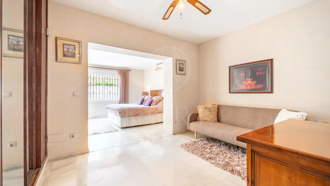 VILĂ FERMECĂTOARE CU 4 DORMITOARE ȘI SPAȚIU EXTERIOR EXTINS ÎN MARBELLA