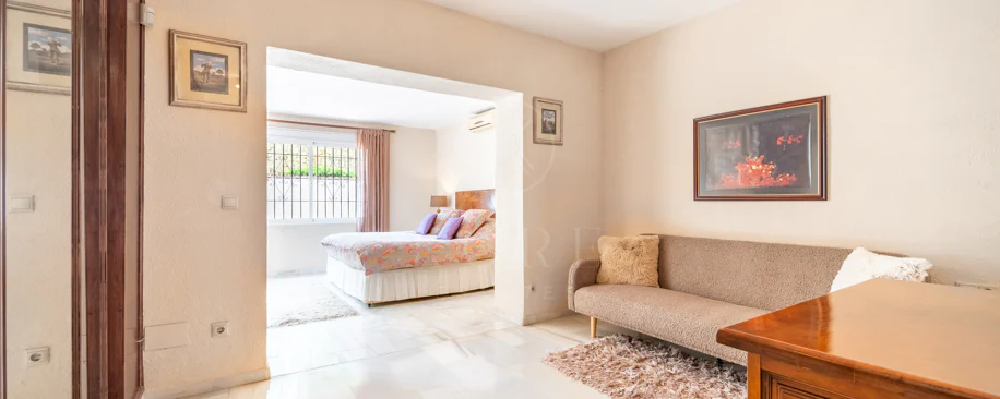 VILĂ FERMECĂTOARE CU 4 DORMITOARE ȘI SPAȚIU EXTERIOR EXTINS ÎN MARBELLA