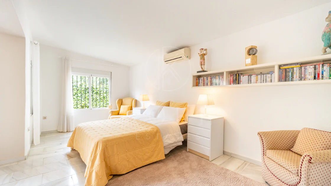 VILĂ FERMECĂTOARE CU 4 DORMITOARE ȘI SPAȚIU EXTERIOR EXTINS ÎN MARBELLA