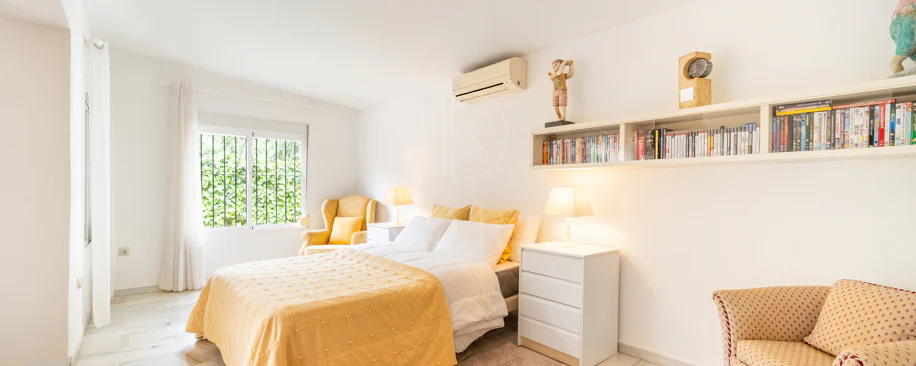 VILĂ FERMECĂTOARE CU 4 DORMITOARE ȘI SPAȚIU EXTERIOR EXTINS ÎN MARBELLA