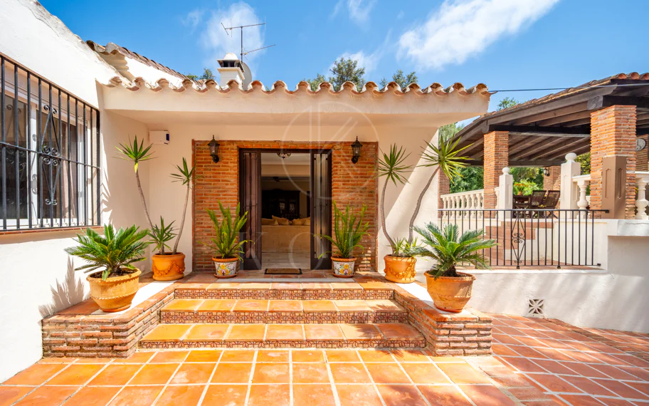 CHARMING 4-BEDROOM VILLA WITH EXPANSIVE OUTDOOR AREA IN MARBELLA