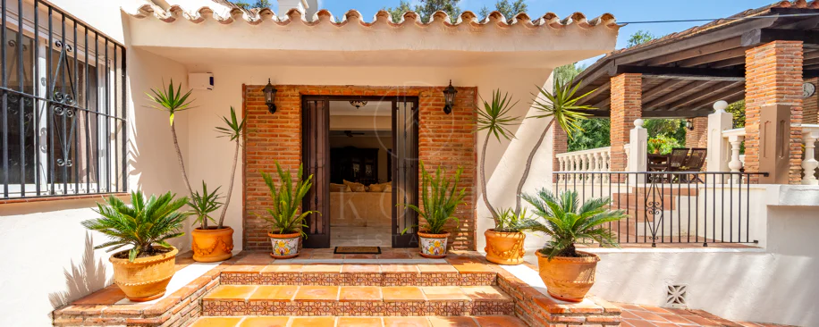 VILĂ FERMECĂTOARE CU 4 DORMITOARE ȘI SPAȚIU EXTERIOR EXTINS ÎN MARBELLA