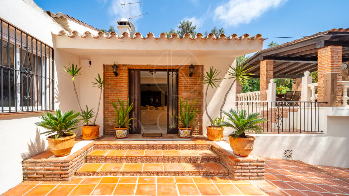 VILĂ FERMECĂTOARE CU 4 DORMITOARE ȘI SPAȚIU EXTERIOR EXTINS ÎN MARBELLA