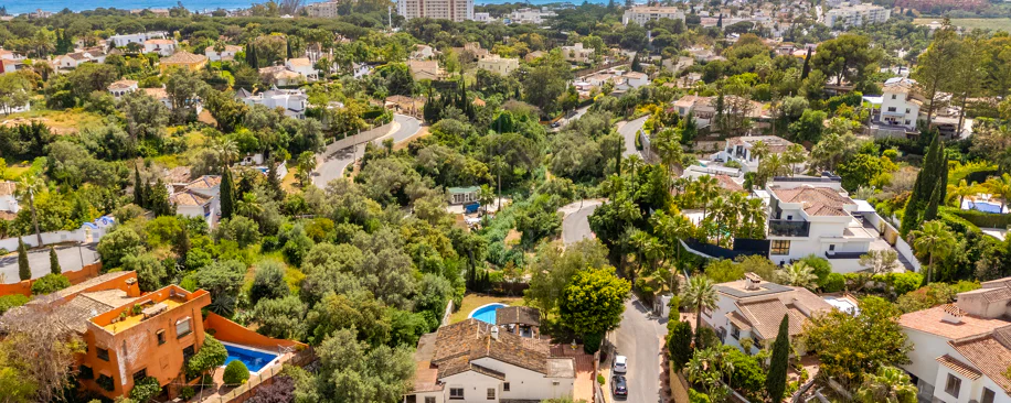 VILĂ FERMECĂTOARE CU 4 DORMITOARE ȘI SPAȚIU EXTERIOR EXTINS ÎN MARBELLA