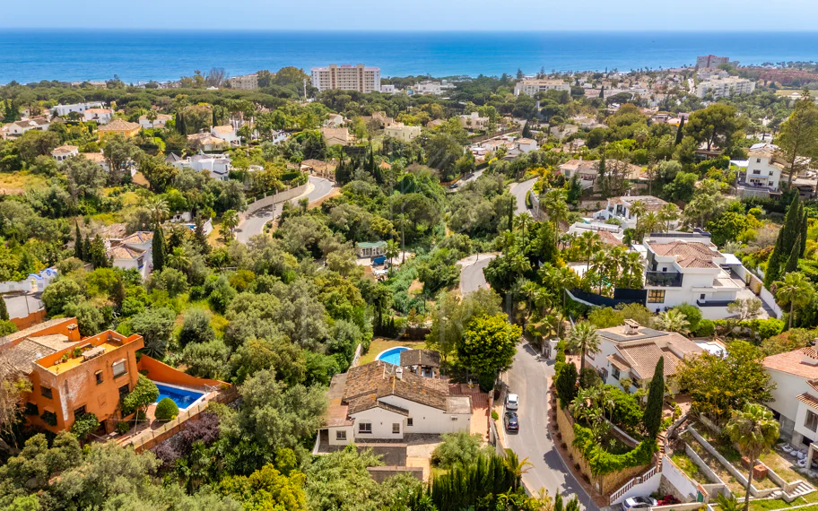 CHARMING 4-BEDROOM VILLA WITH EXPANSIVE OUTDOOR AREA IN MARBELLA