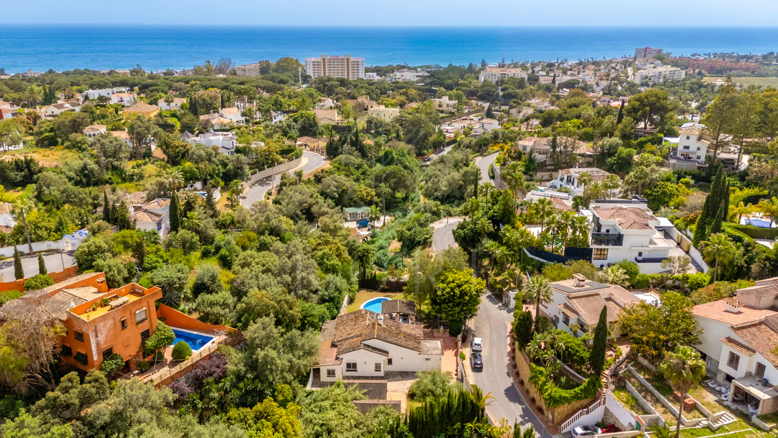 VILĂ FERMECĂTOARE CU 4 DORMITOARE ȘI SPAȚIU EXTERIOR EXTINS ÎN MARBELLA