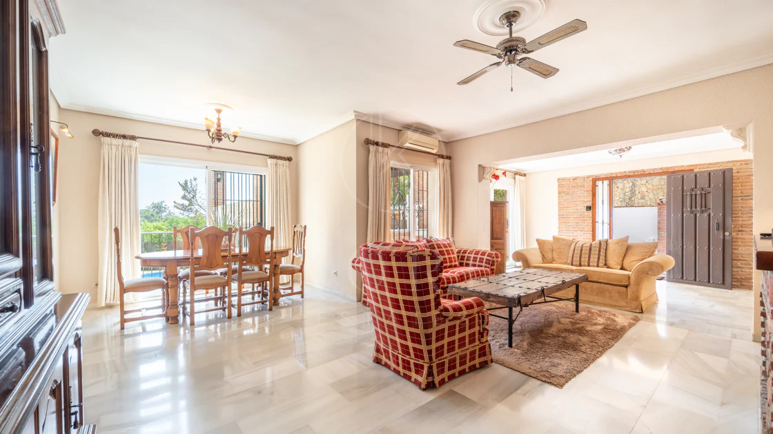VILĂ FERMECĂTOARE CU 4 DORMITOARE ȘI SPAȚIU EXTERIOR EXTINS ÎN MARBELLA