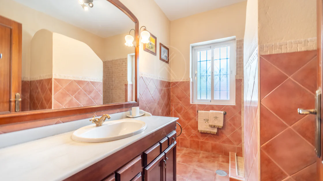 VILĂ FERMECĂTOARE CU 4 DORMITOARE ȘI SPAȚIU EXTERIOR EXTINS ÎN MARBELLA