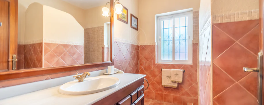 VILĂ FERMECĂTOARE CU 4 DORMITOARE ȘI SPAȚIU EXTERIOR EXTINS ÎN MARBELLA