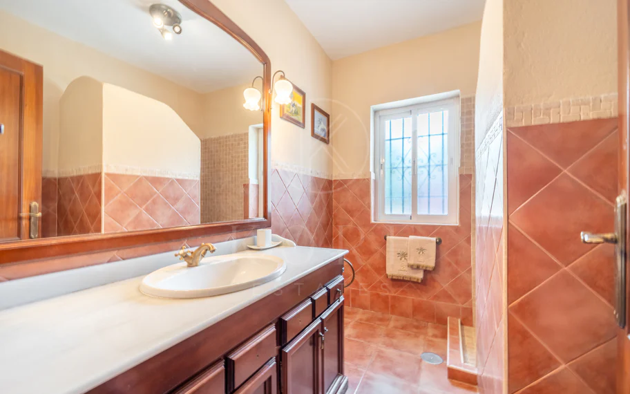 CHARMING 4-BEDROOM VILLA WITH EXPANSIVE OUTDOOR AREA IN MARBELLA