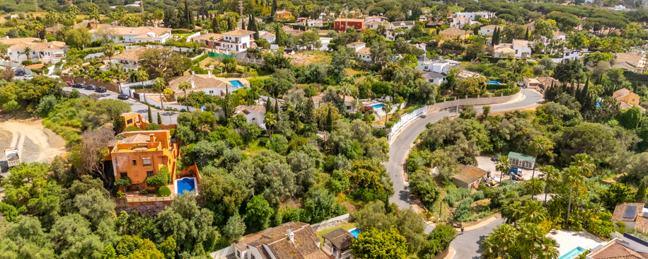 VILĂ FERMECĂTOARE CU 4 DORMITOARE ȘI SPAȚIU EXTERIOR EXTINS ÎN MARBELLA