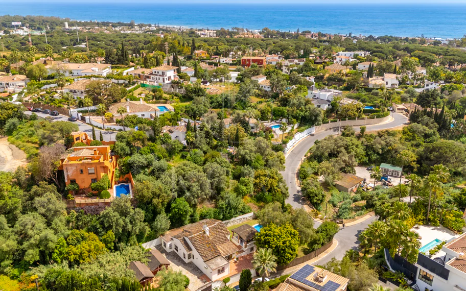 CHARMING 4-BEDROOM VILLA WITH EXPANSIVE OUTDOOR AREA IN MARBELLA