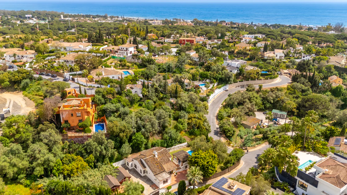 VILĂ FERMECĂTOARE CU 4 DORMITOARE ȘI SPAȚIU EXTERIOR EXTINS ÎN MARBELLA
