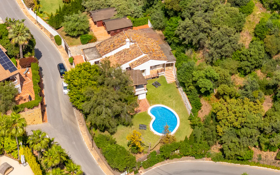 CHARMING 4-BEDROOM VILLA WITH EXPANSIVE OUTDOOR AREA IN MARBELLA
