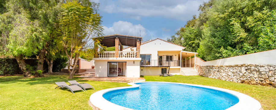 VILĂ FERMECĂTOARE CU 4 DORMITOARE ȘI SPAȚIU EXTERIOR EXTINS ÎN MARBELLA