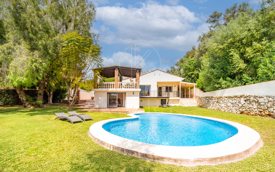 CHARMING 4-BEDROOM VILLA WITH EXPANSIVE OUTDOOR AREA IN MARBELLA