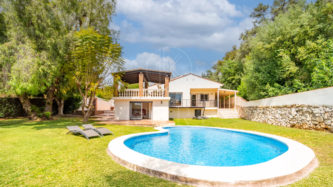 VILĂ FERMECĂTOARE CU 4 DORMITOARE ȘI SPAȚIU EXTERIOR EXTINS ÎN MARBELLA