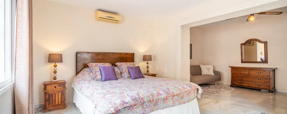 VILĂ FERMECĂTOARE CU 4 DORMITOARE ȘI SPAȚIU EXTERIOR EXTINS ÎN MARBELLA