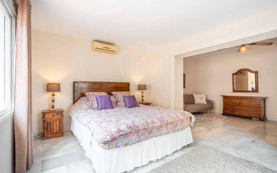 CHARMING 4-BEDROOM VILLA WITH EXPANSIVE OUTDOOR AREA IN MARBELLA