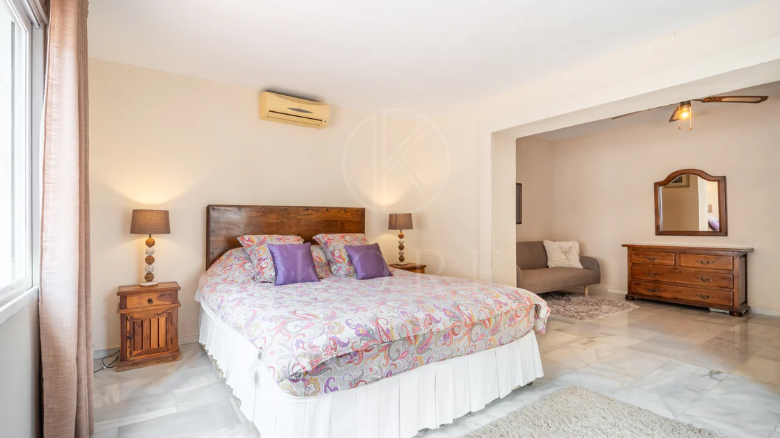 VILĂ FERMECĂTOARE CU 4 DORMITOARE ȘI SPAȚIU EXTERIOR EXTINS ÎN MARBELLA