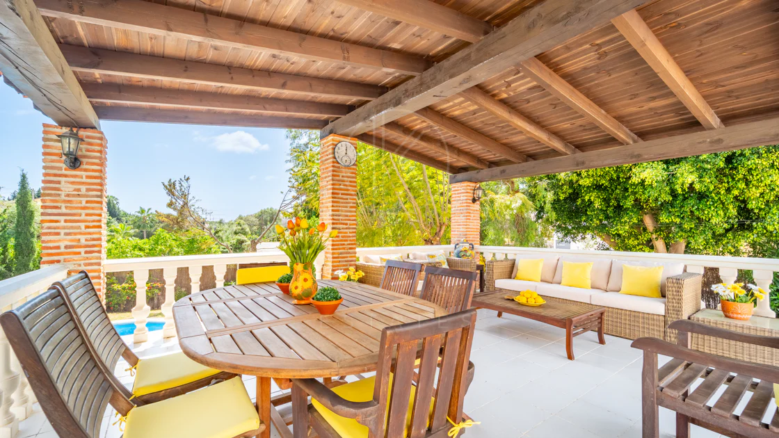 VILĂ FERMECĂTOARE CU 4 DORMITOARE ȘI SPAȚIU EXTERIOR EXTINS ÎN MARBELLA