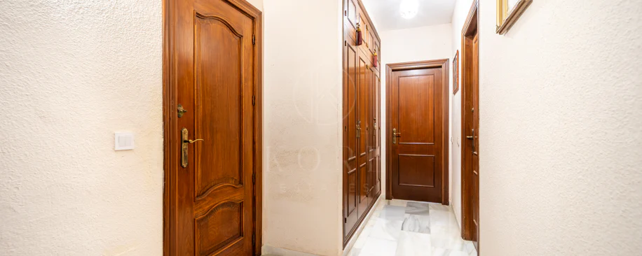 VILĂ FERMECĂTOARE CU 4 DORMITOARE ȘI SPAȚIU EXTERIOR EXTINS ÎN MARBELLA