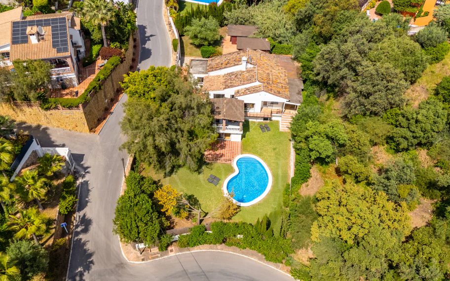 CHARMING 4-BEDROOM VILLA WITH EXPANSIVE OUTDOOR AREA IN MARBELLA