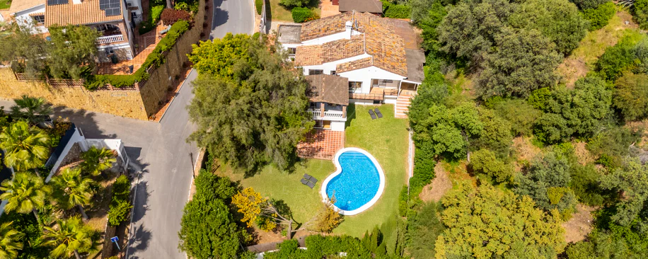 VILĂ FERMECĂTOARE CU 4 DORMITOARE ȘI SPAȚIU EXTERIOR EXTINS ÎN MARBELLA