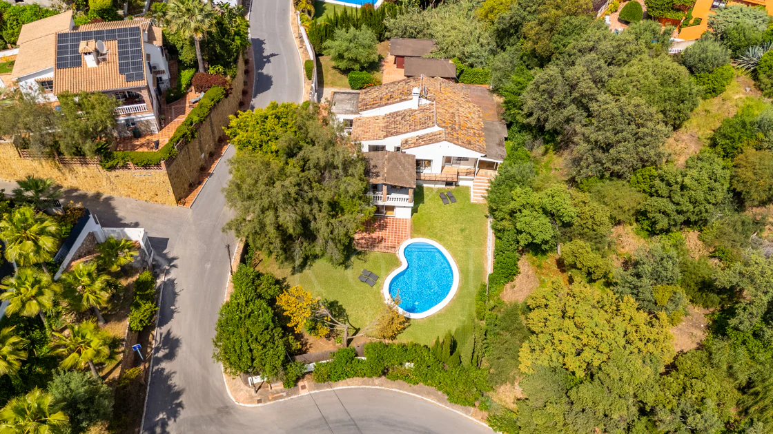 VILĂ FERMECĂTOARE CU 4 DORMITOARE ȘI SPAȚIU EXTERIOR EXTINS ÎN MARBELLA