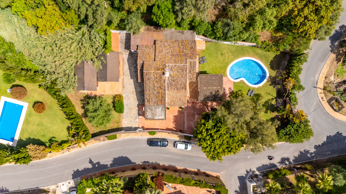 VILĂ FERMECĂTOARE CU 4 DORMITOARE ȘI SPAȚIU EXTERIOR EXTINS ÎN MARBELLA