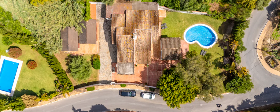 VILĂ FERMECĂTOARE CU 4 DORMITOARE ȘI SPAȚIU EXTERIOR EXTINS ÎN MARBELLA