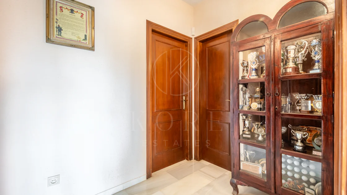VILĂ FERMECĂTOARE CU 4 DORMITOARE ȘI SPAȚIU EXTERIOR EXTINS ÎN MARBELLA